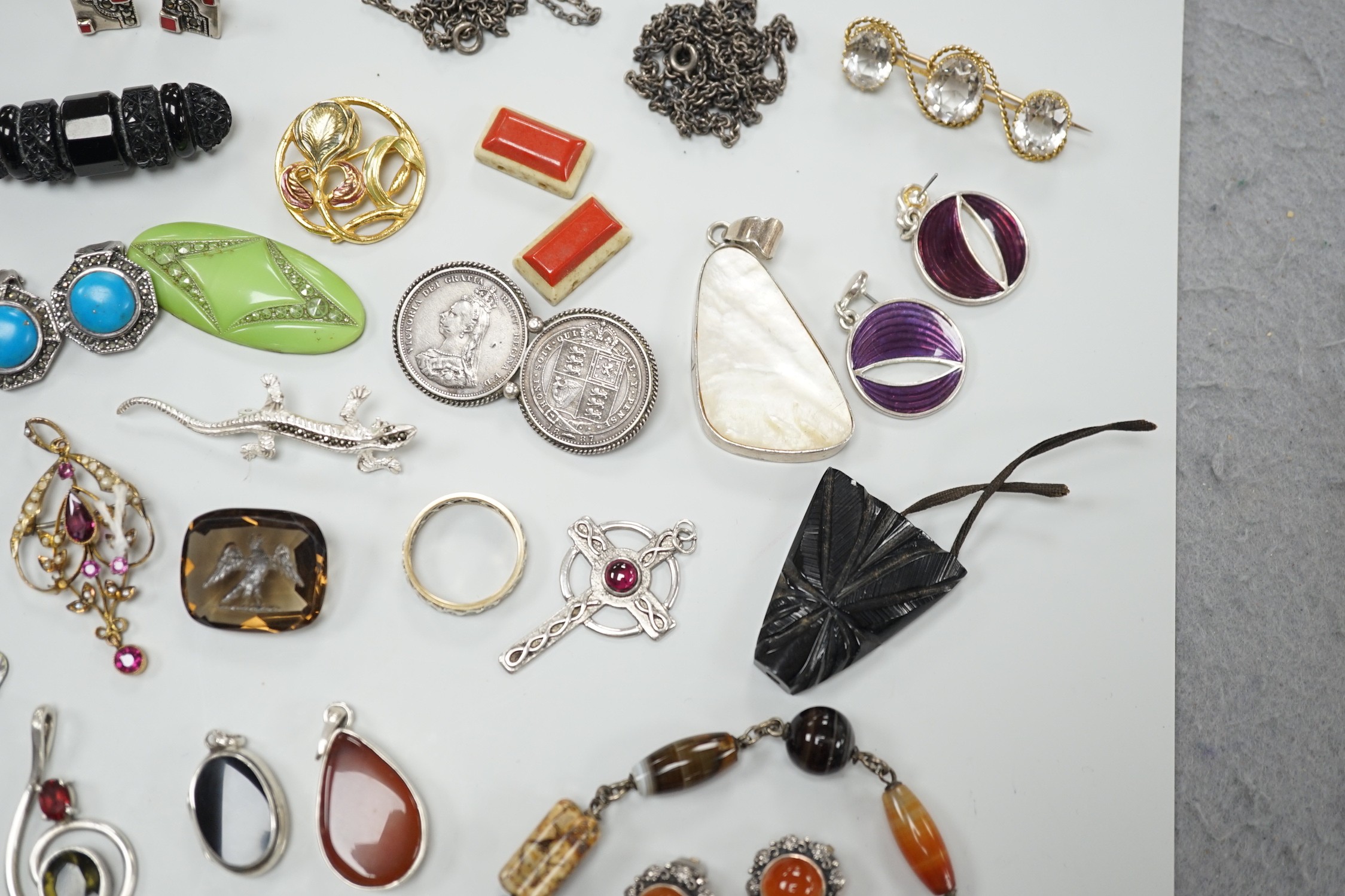 Mixed jewellery including an Edwardian yellow metal and gem set drop pendant, an unmounted intaglio citrine, eternity ring, 925 and marcasite lizard brooch, etc.